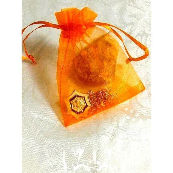 HALLOWEEN SPIDER ON WEB PENDANT ON GOLD TONE CHAIN - Picture 6 of 6